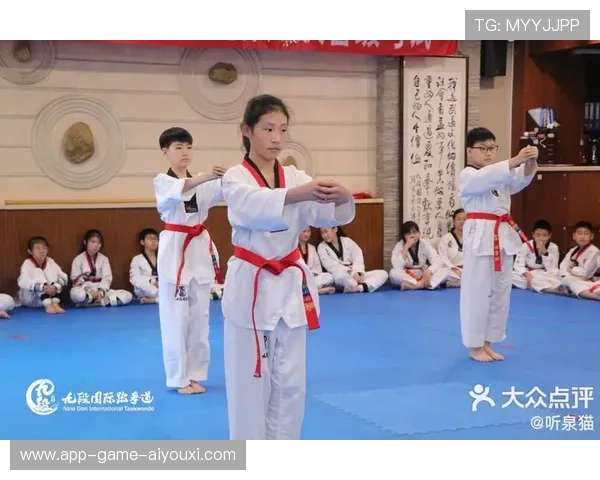 跆拳道队进行专项步伐训练,反应速度提升明显