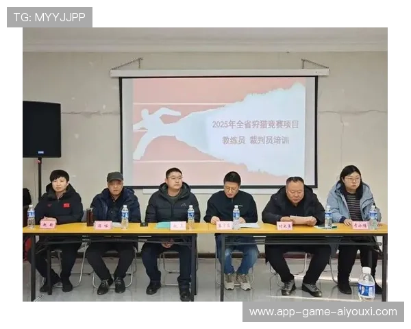 裁判与教练交流会增强规则理解与执行一致性,对裁判判罚有异议,教练员可以上场和裁判沟通